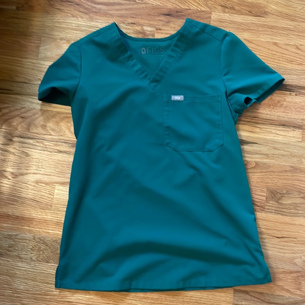 Figs scrub top